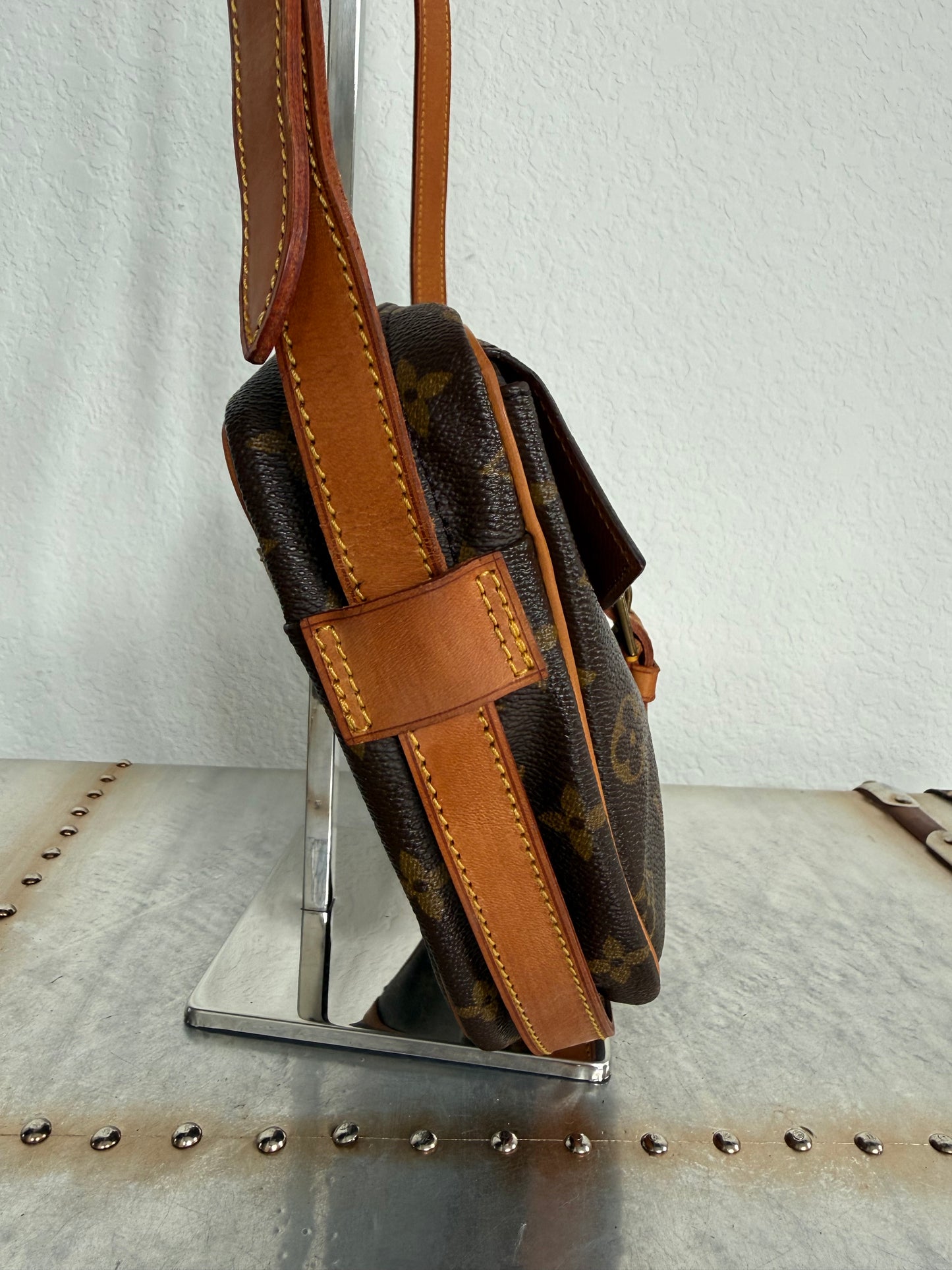 Pre-owned Authentic Louis Vuitton Jeune Fille GM Monogram Crossbody Bag