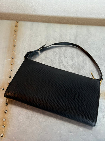 Pre-owned Louis Vuitton Pochette Accessoires Epi Shoulder / Handbag