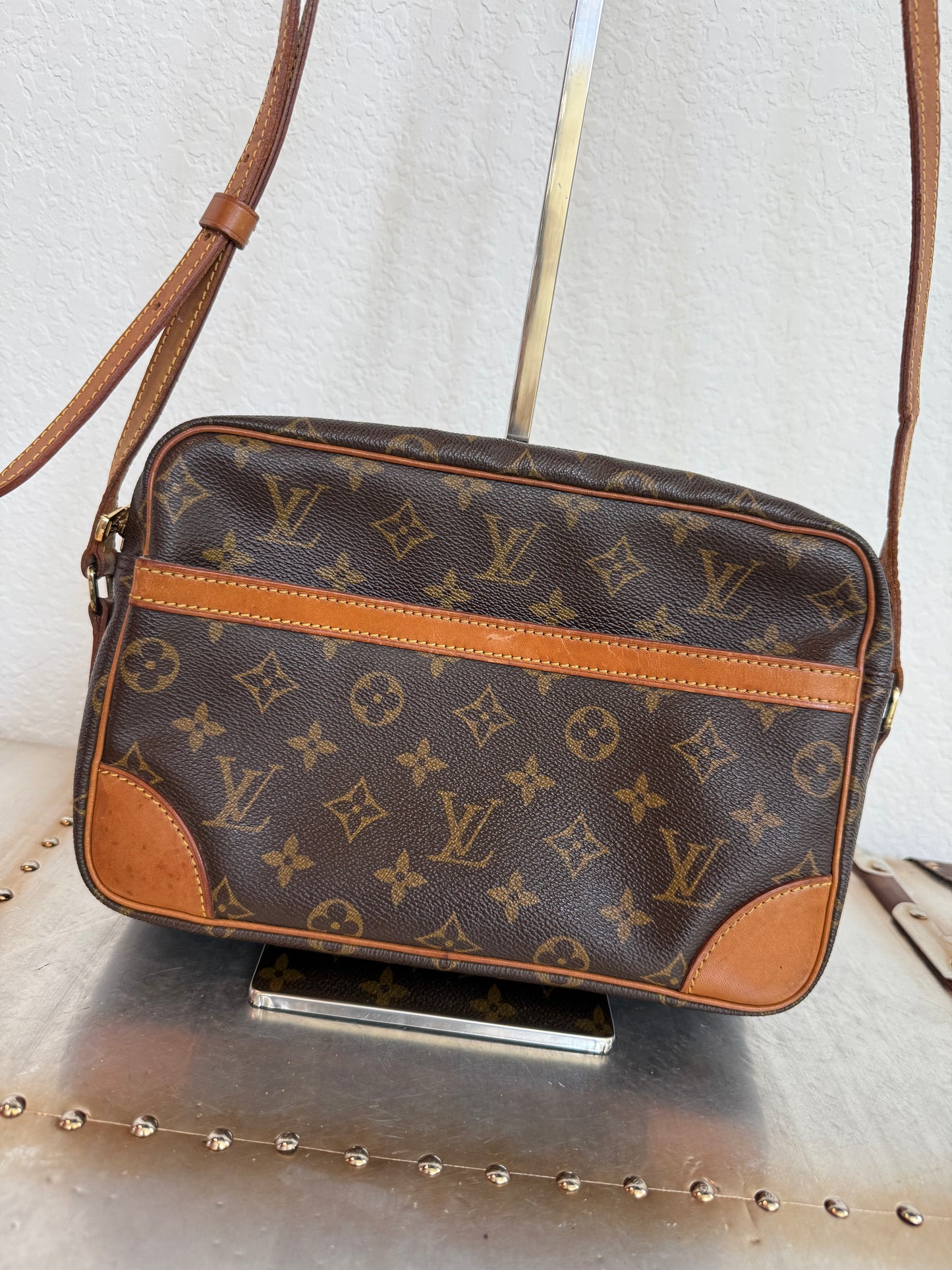 Pre-owned Authentic Louis Vuitton Trocadero 27 Monogram Crossbody Bag