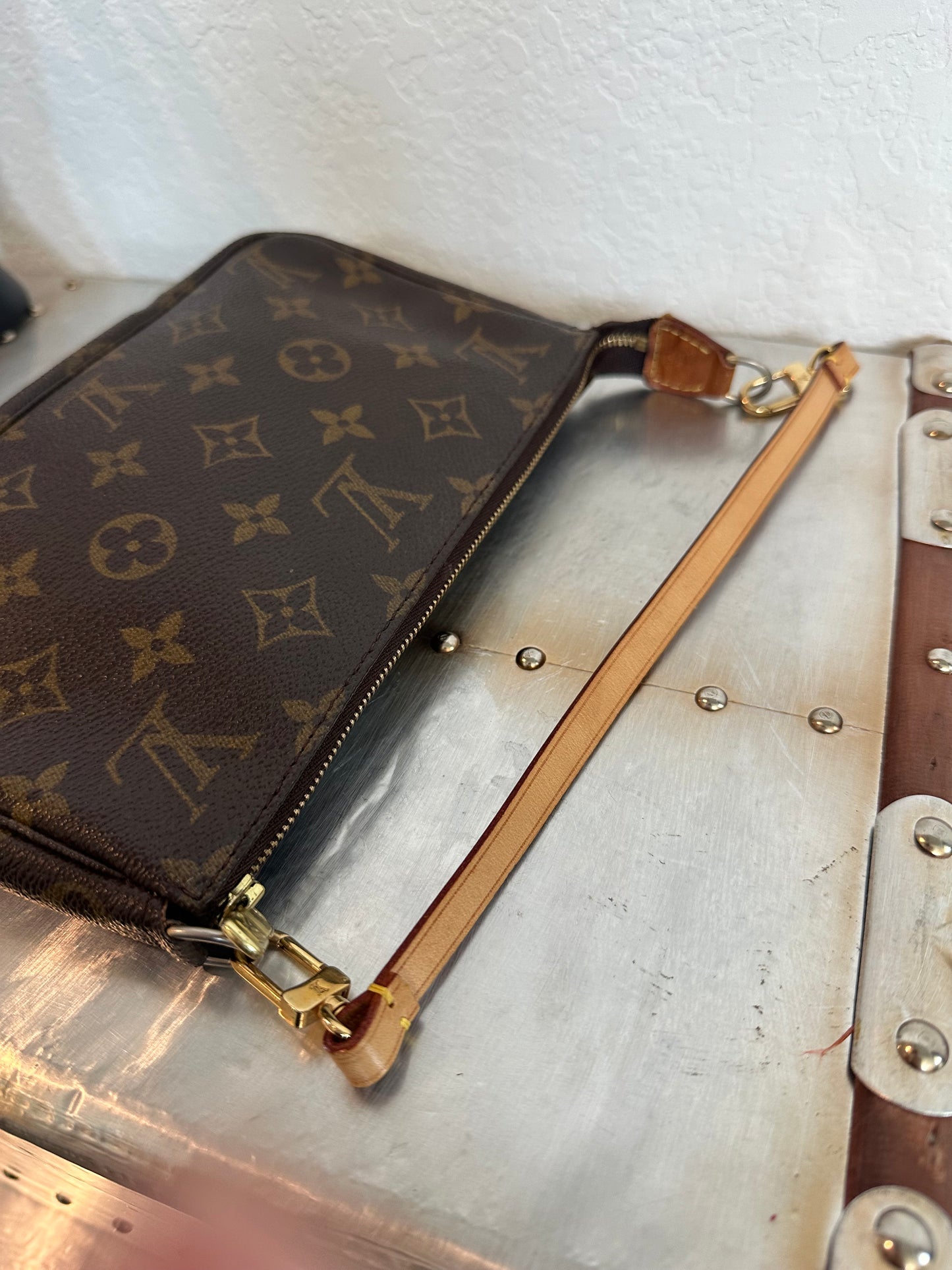 Pre-owned Louis Vuitton Pochette Accessoires Monogram Shoulder / Handbag