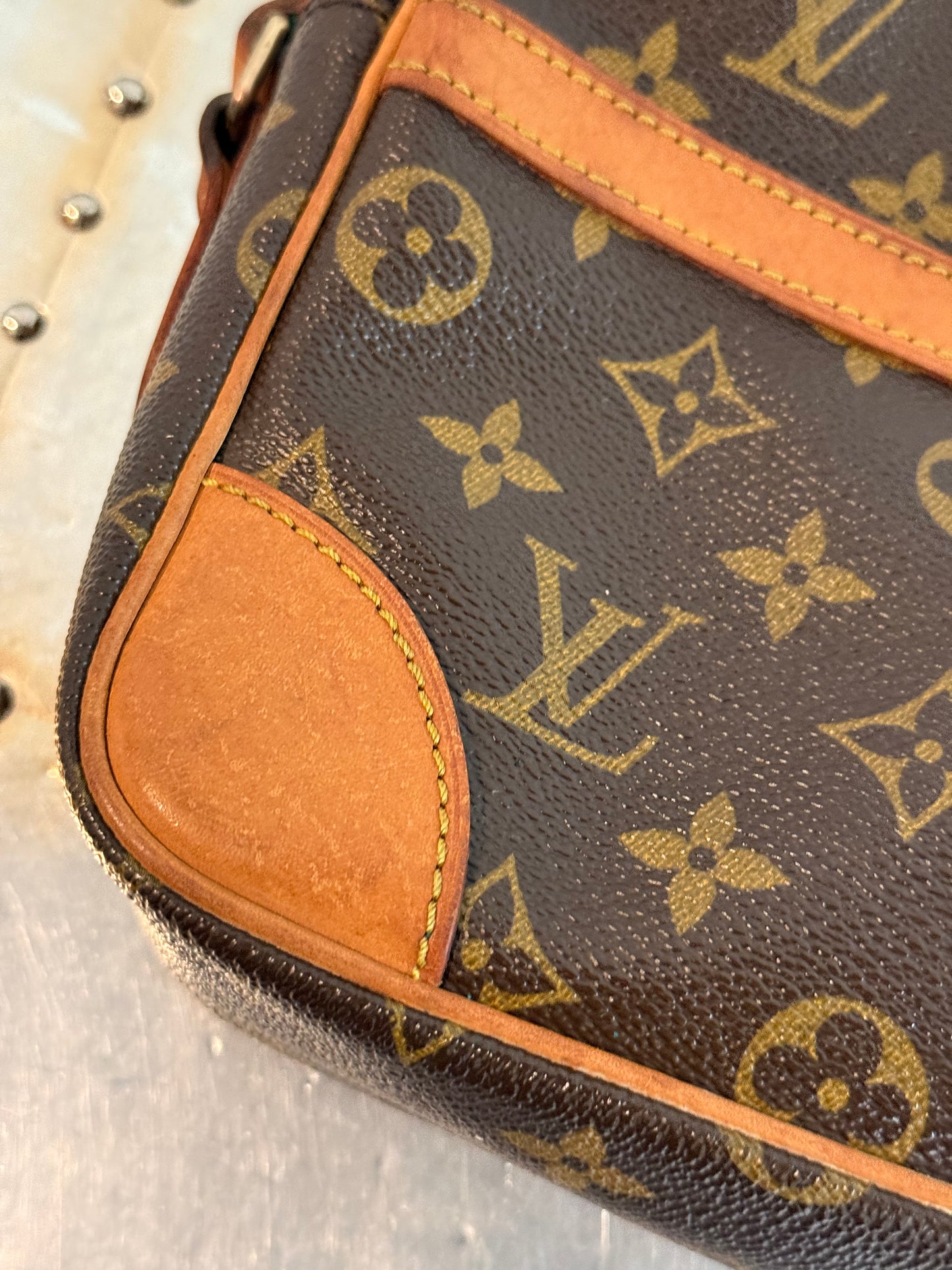 Pre-owned Authentic Louis Vuitton Trocadero 27 Monogram Crossbody Bag