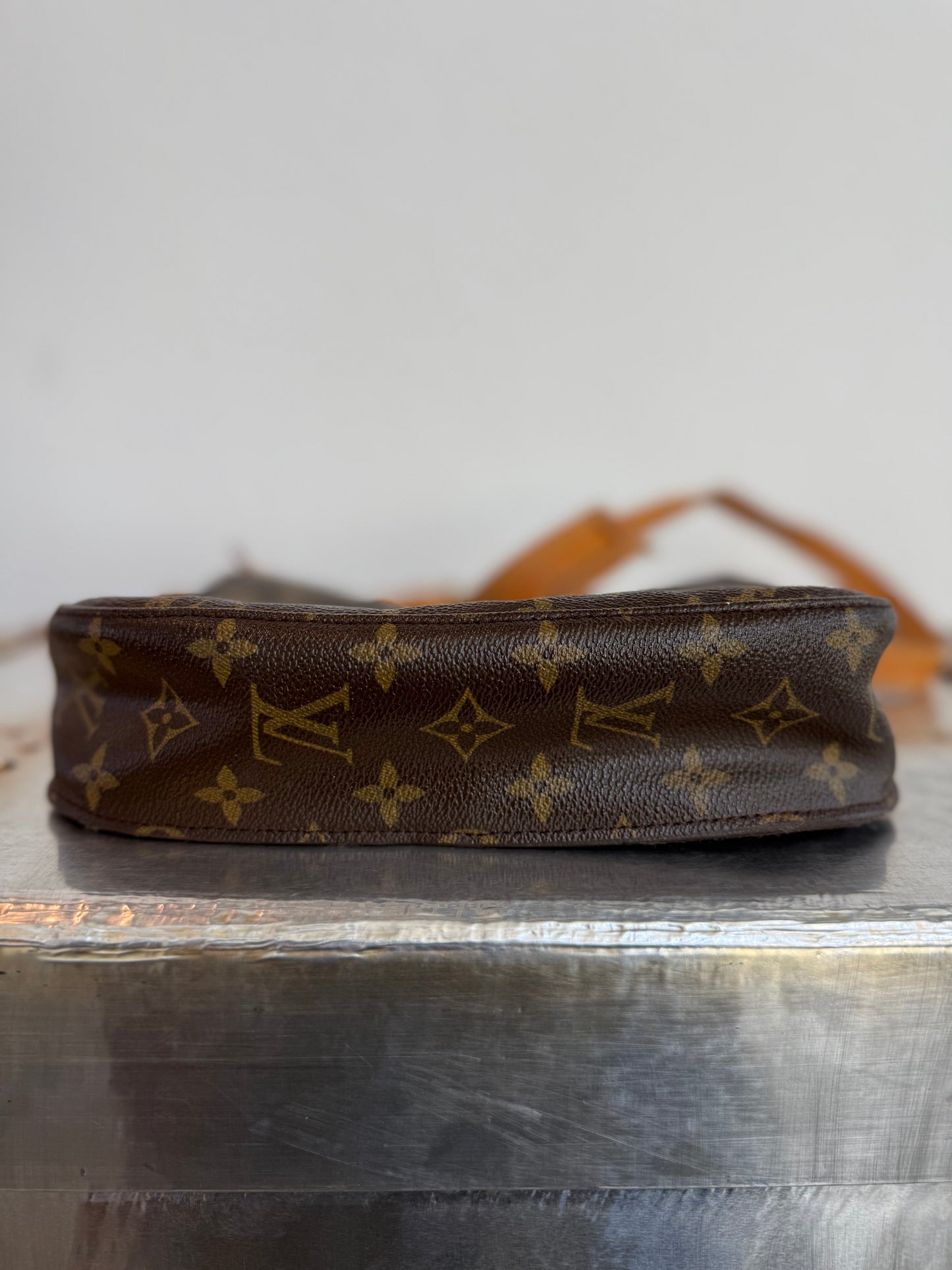 Pre-owned Authentic Louis Vuitton Saint Cloud GM Monogram Crossbody Bag