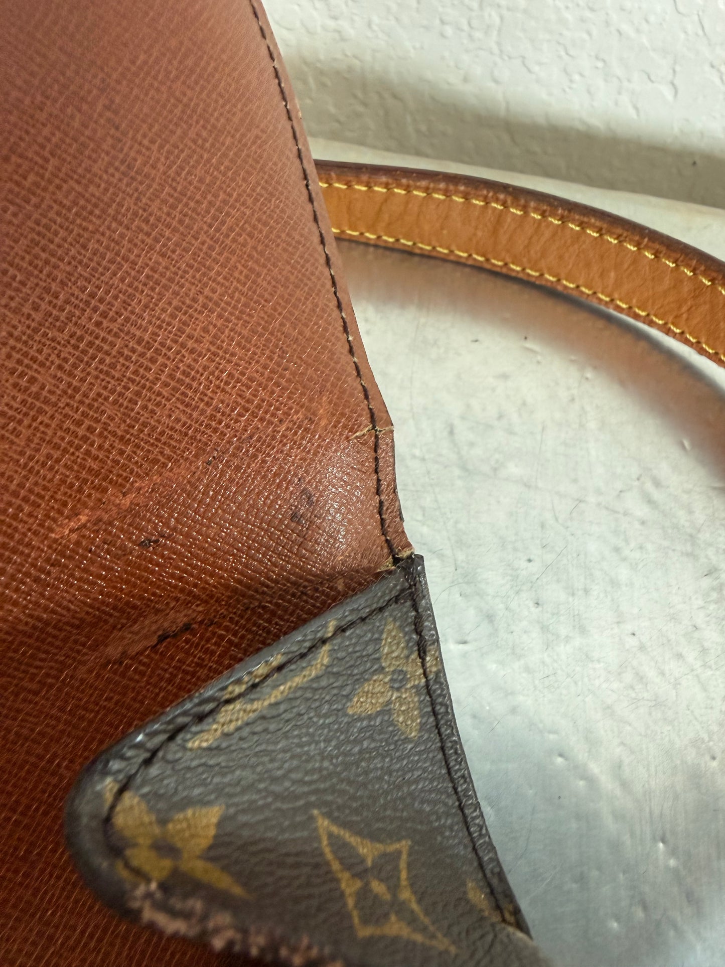 Pre-owned Authentic Louis Vuitton Saint Cloud GM Monogram Crossbody Bag