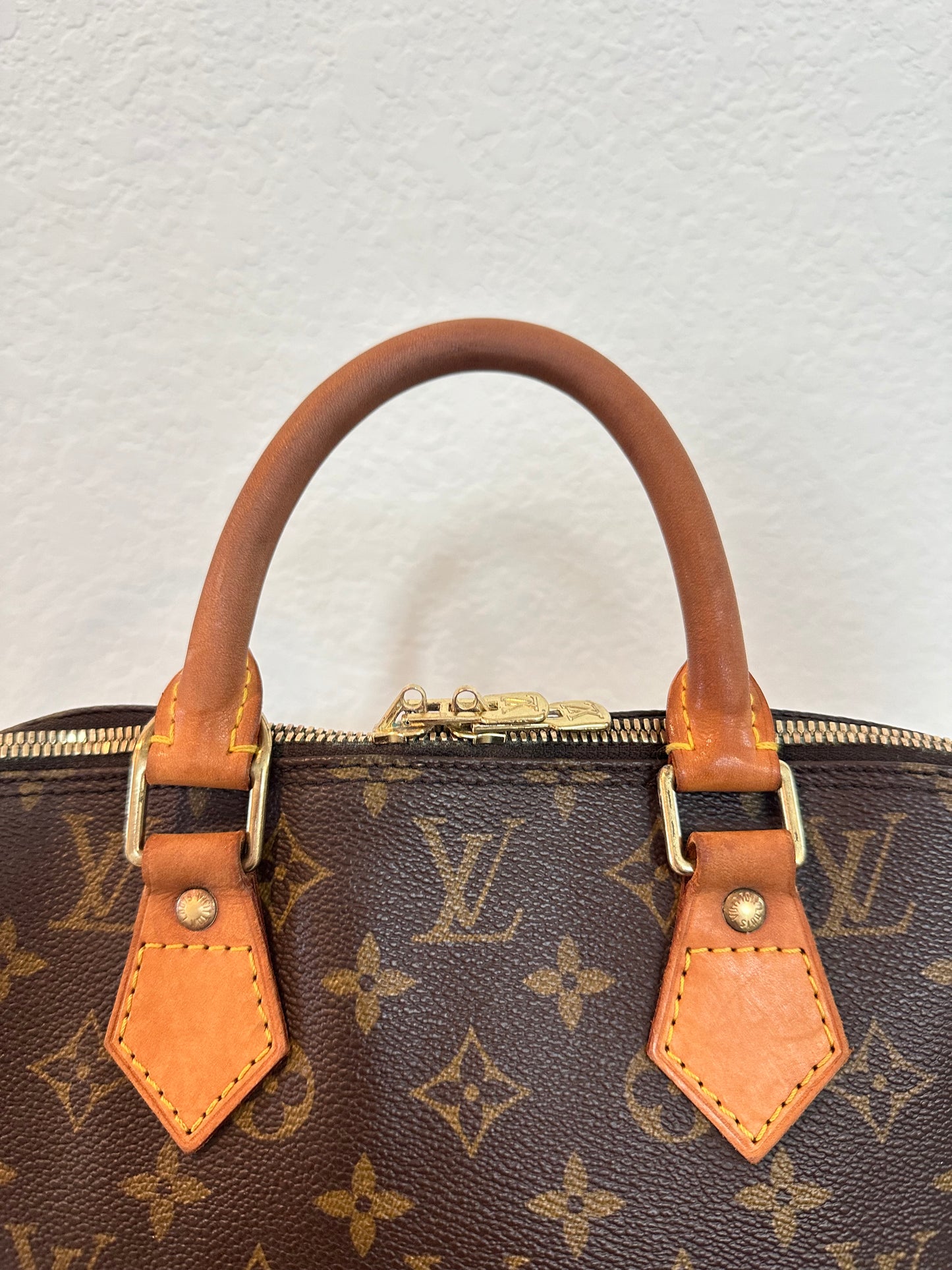 Pre-owned Authentic Louis Vuitton Alma PM Monogram Handbag with Shoulder Strap