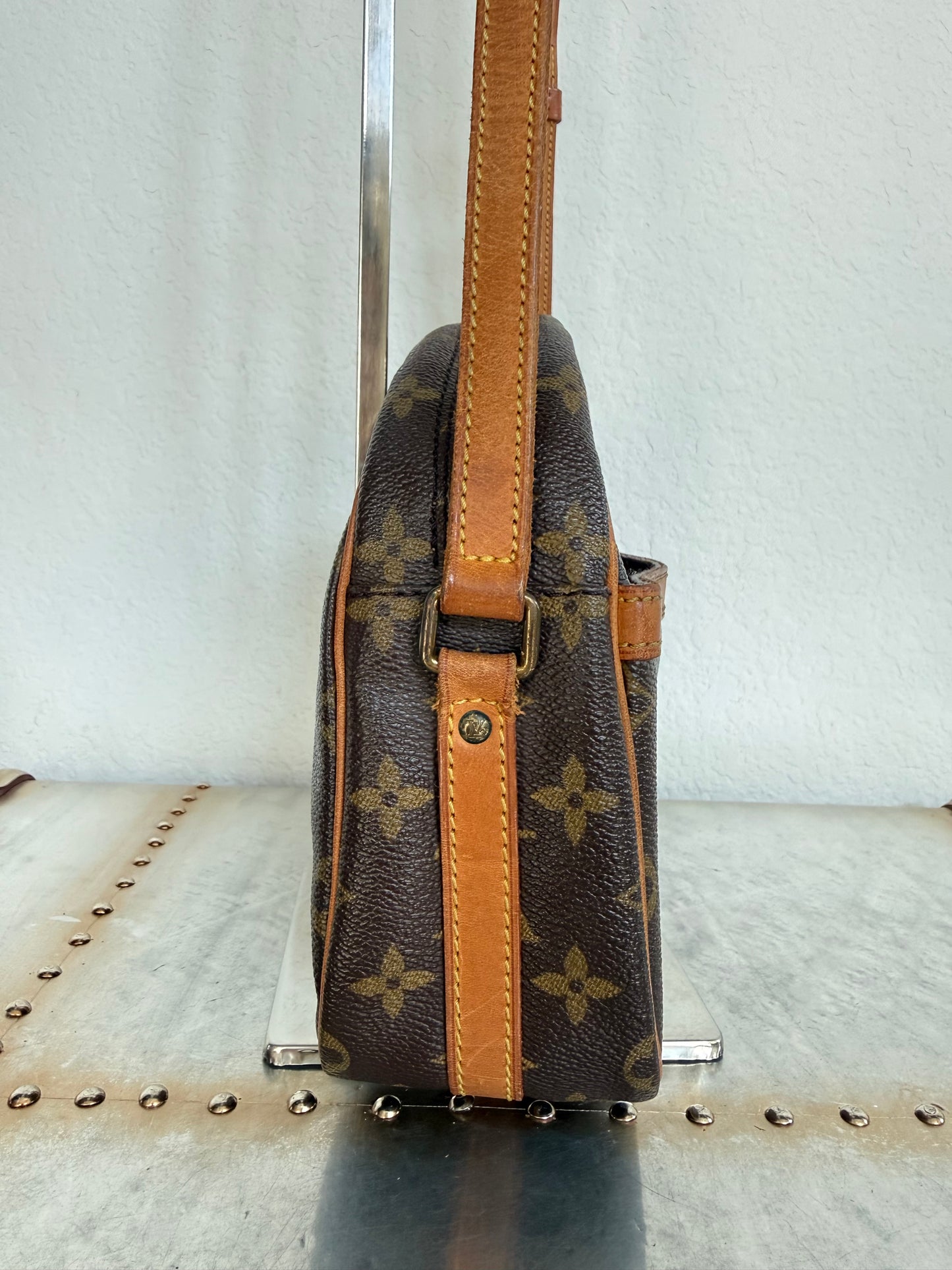 Pre-owned Authentic Louis Vuitton Senlis Monogram Crossbody /Shoulder Bag