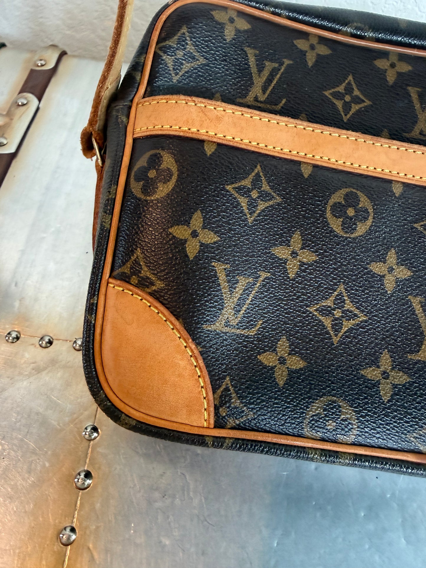 Pre-owned Authentic Louis Vuitton Trocadero 27 Monogram Crossbody Bag
