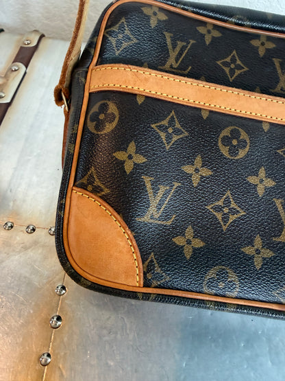 Pre-owned Authentic Louis Vuitton Trocadero 27 Monogram Crossbody Bag