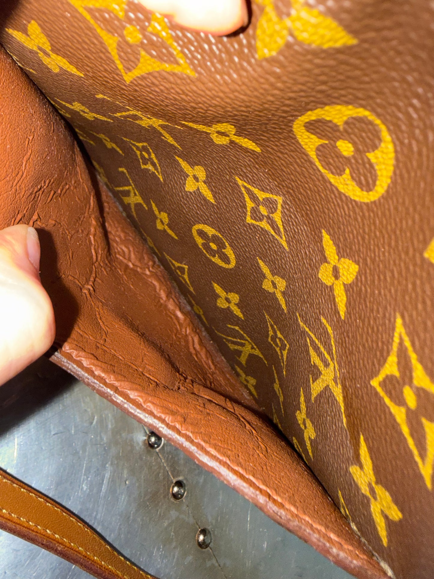 Pre-owned Authentic Louis Vuitton Saint Cloud MM Monogram Shoulder / Crossbody Bag