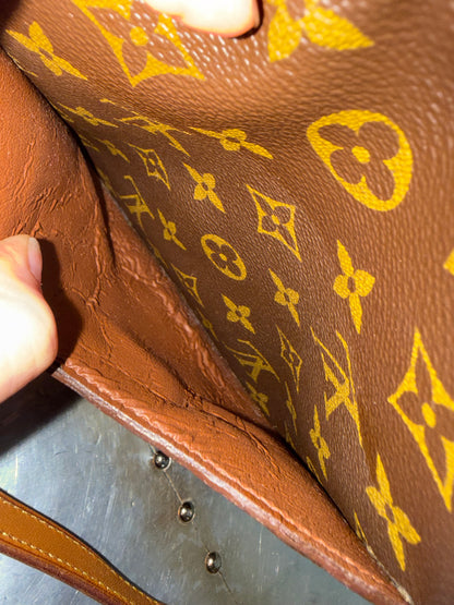 Pre-owned Authentic Louis Vuitton Saint Cloud MM Monogram Crossbody Bag