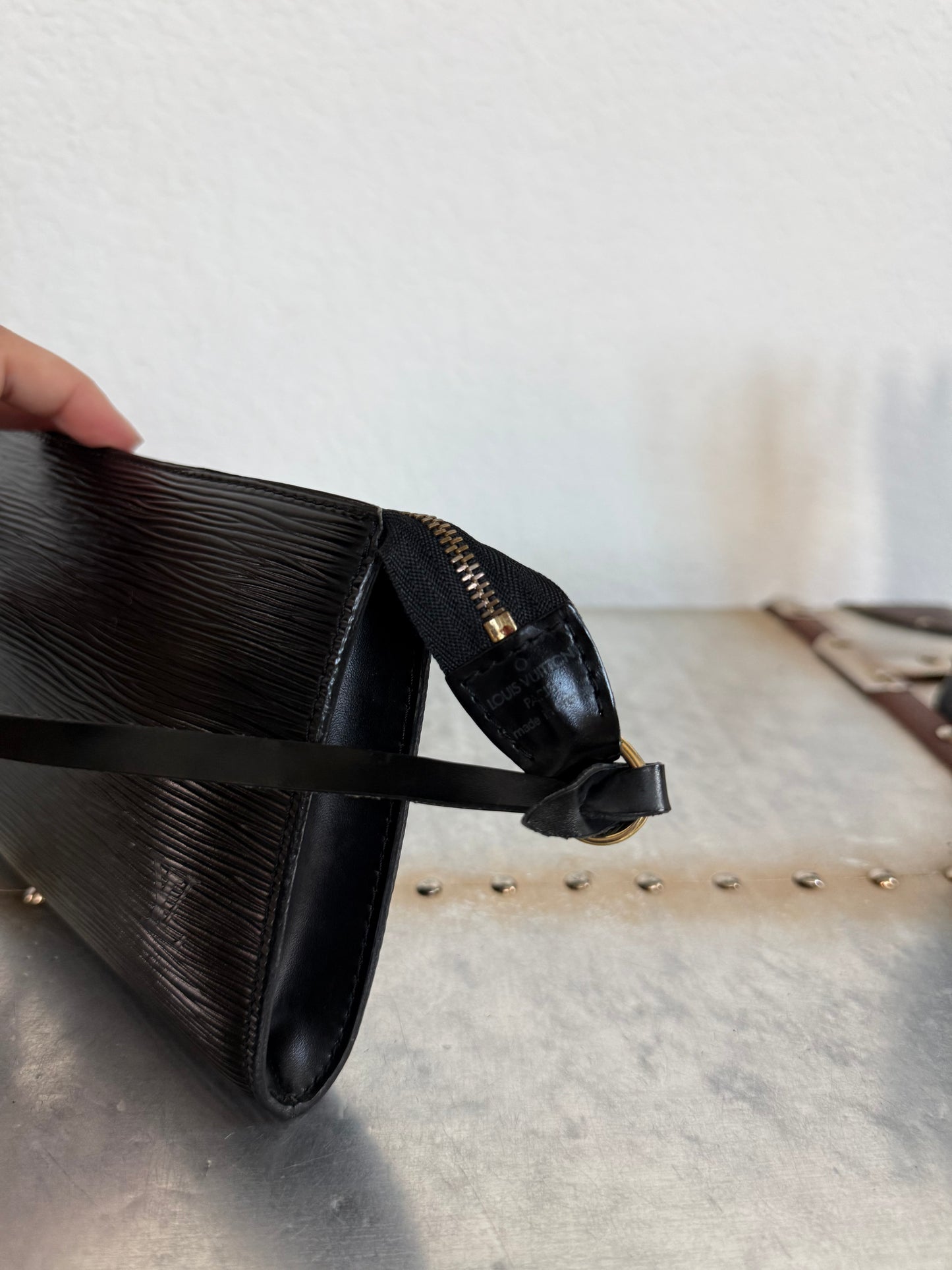 Pre-owned Louis Vuitton Pochette Accessoires Epi Shoulder / Handbag