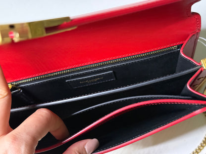 SAINT LAURENT
Grain De Poudre Monogram Cassandra
Clasp Shoulder Crossbody Bag