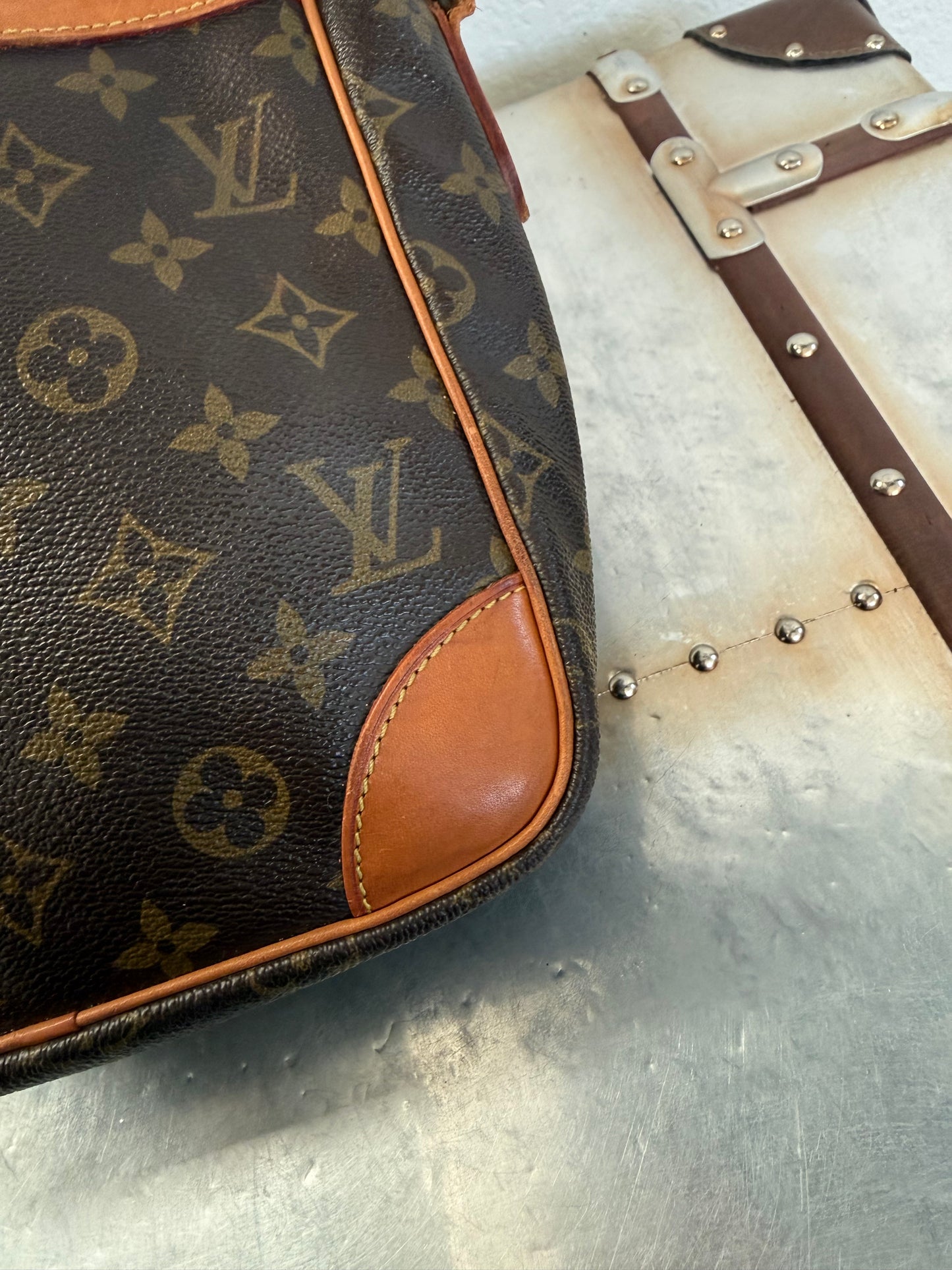 Pre-owned Authentic Louis Vuitton Danube GM Monogram Crossbody Bag