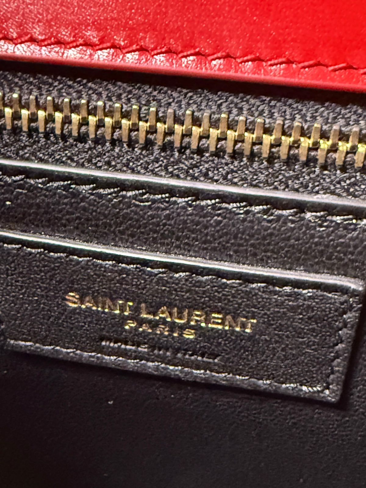 SAINT LAURENT
Grain De Poudre Monogram Cassandra
Clasp Shoulder Crossbody Bag