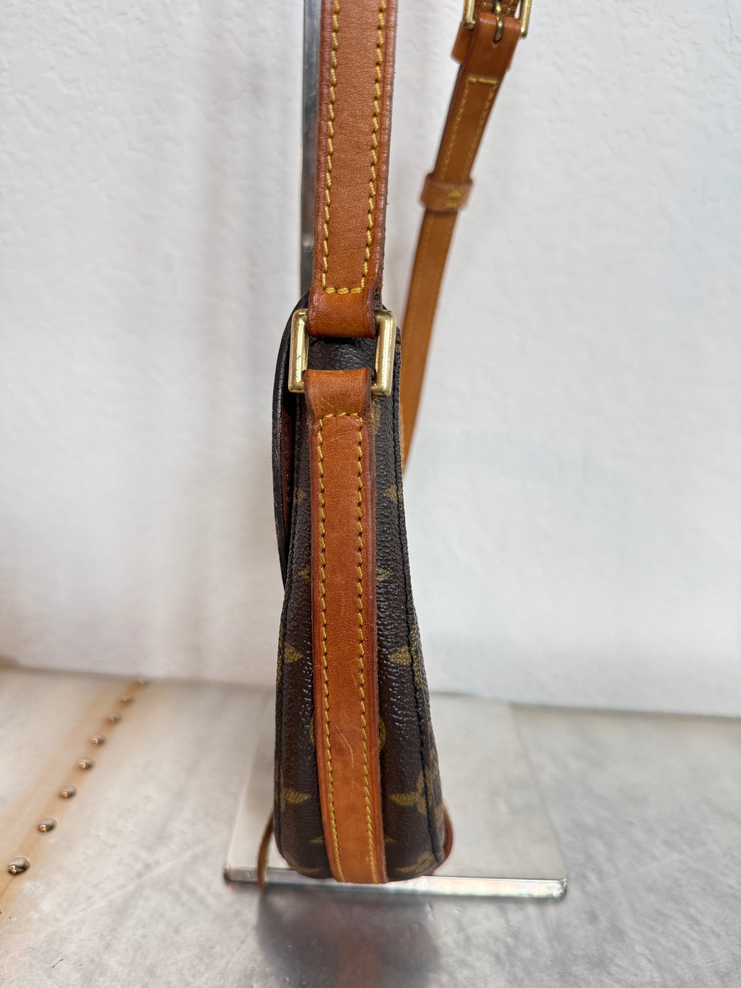 Pre-owned Authentic Louis Vuitton Chantilly PM Monogram Crossbody Bag