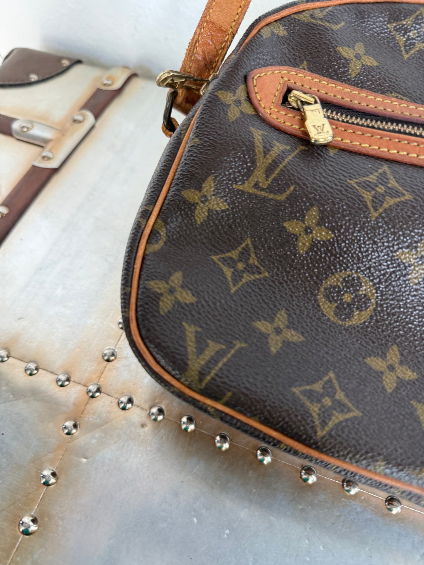 Pre-owned Authentic Louis Vuitton Senlis Monogram Crossbody /Shoulder Bag
