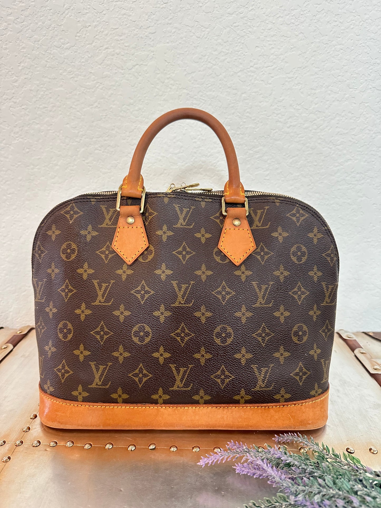 Pre-owned Authentic Louis Vuitton Alma PM Monogram Handbag with Shoulder Strap