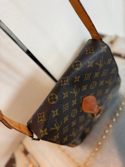 Pre-owned Authentic Louis Vuitton Saint Cloud GM Monogram Crossbody Bag