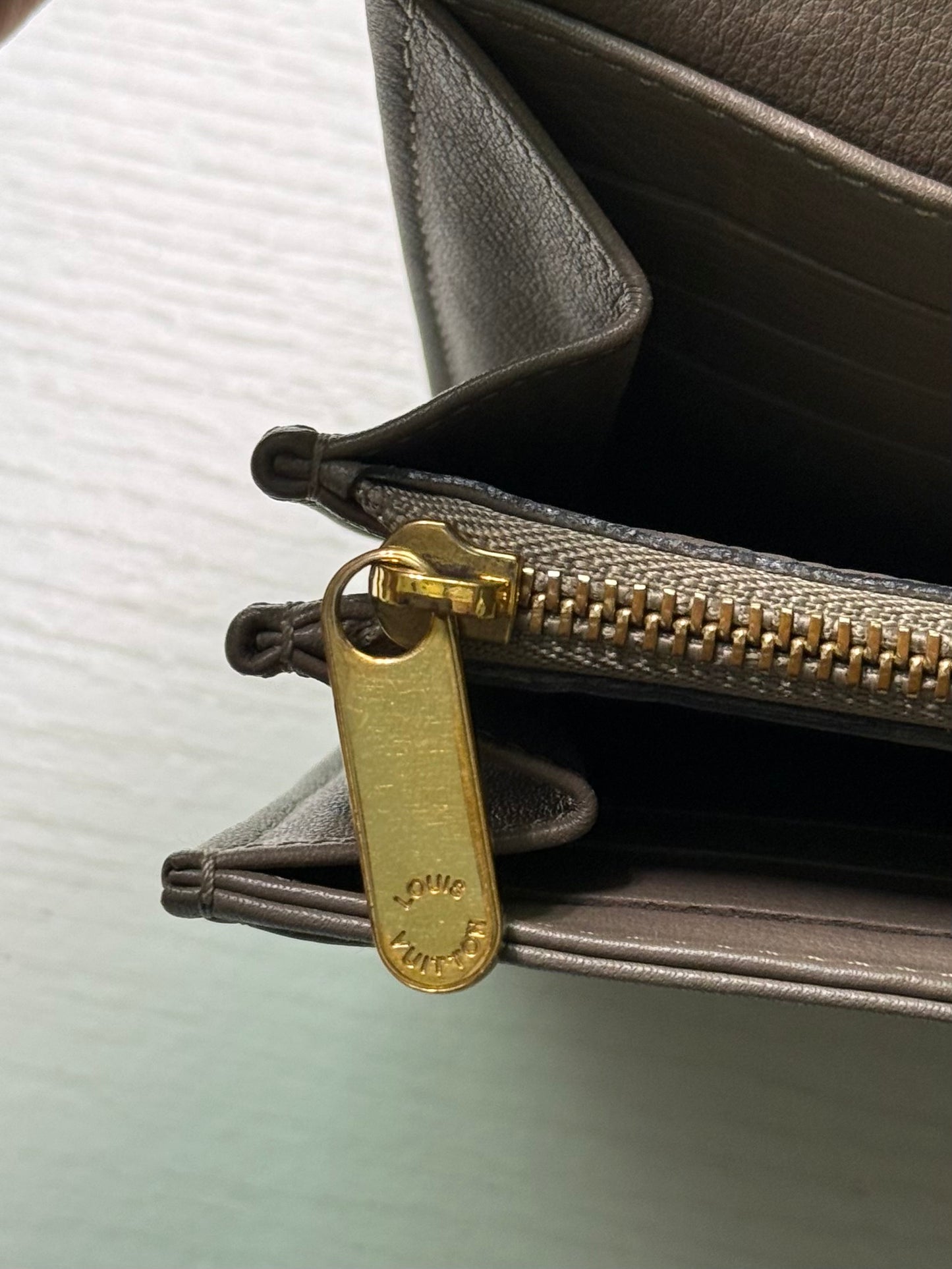 Pre-owned Authentic Louis Vuitton Mahina Amelia long Wallet