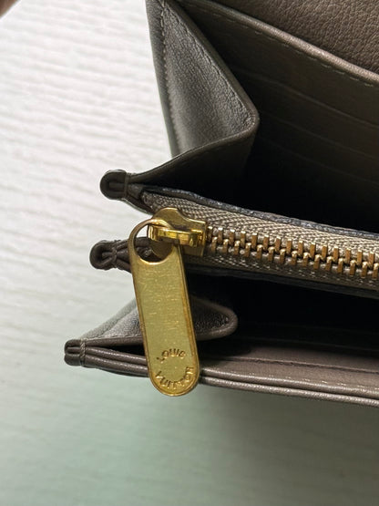 Pre-owned Authentic Louis Vuitton Mahina Amelia long Wallet