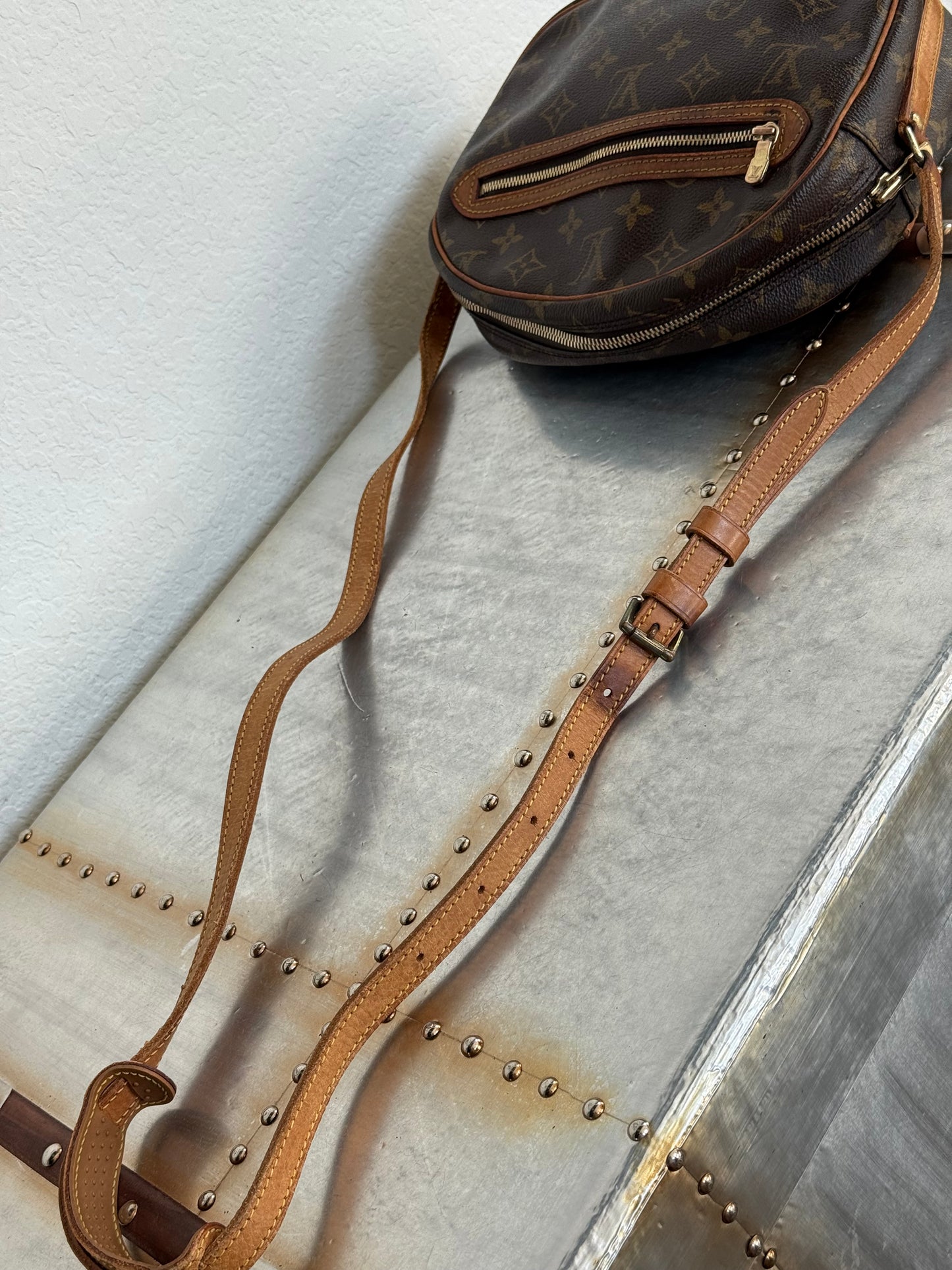 Pre-owned Authentic Louis Vuitton Senlis Monogram Crossbody /Shoulder Bag