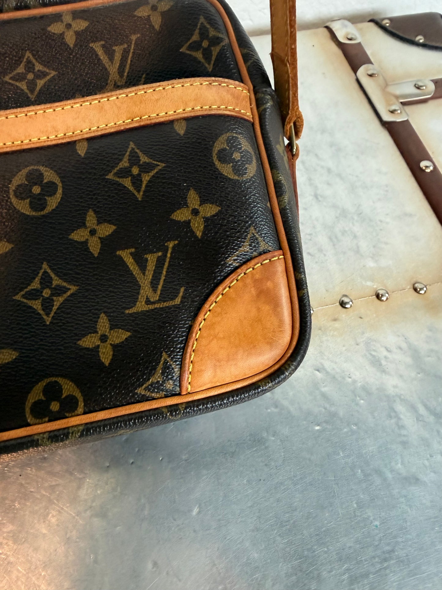 Pre-owned Authentic Louis Vuitton Trocadero 27 Monogram Crossbody Bag