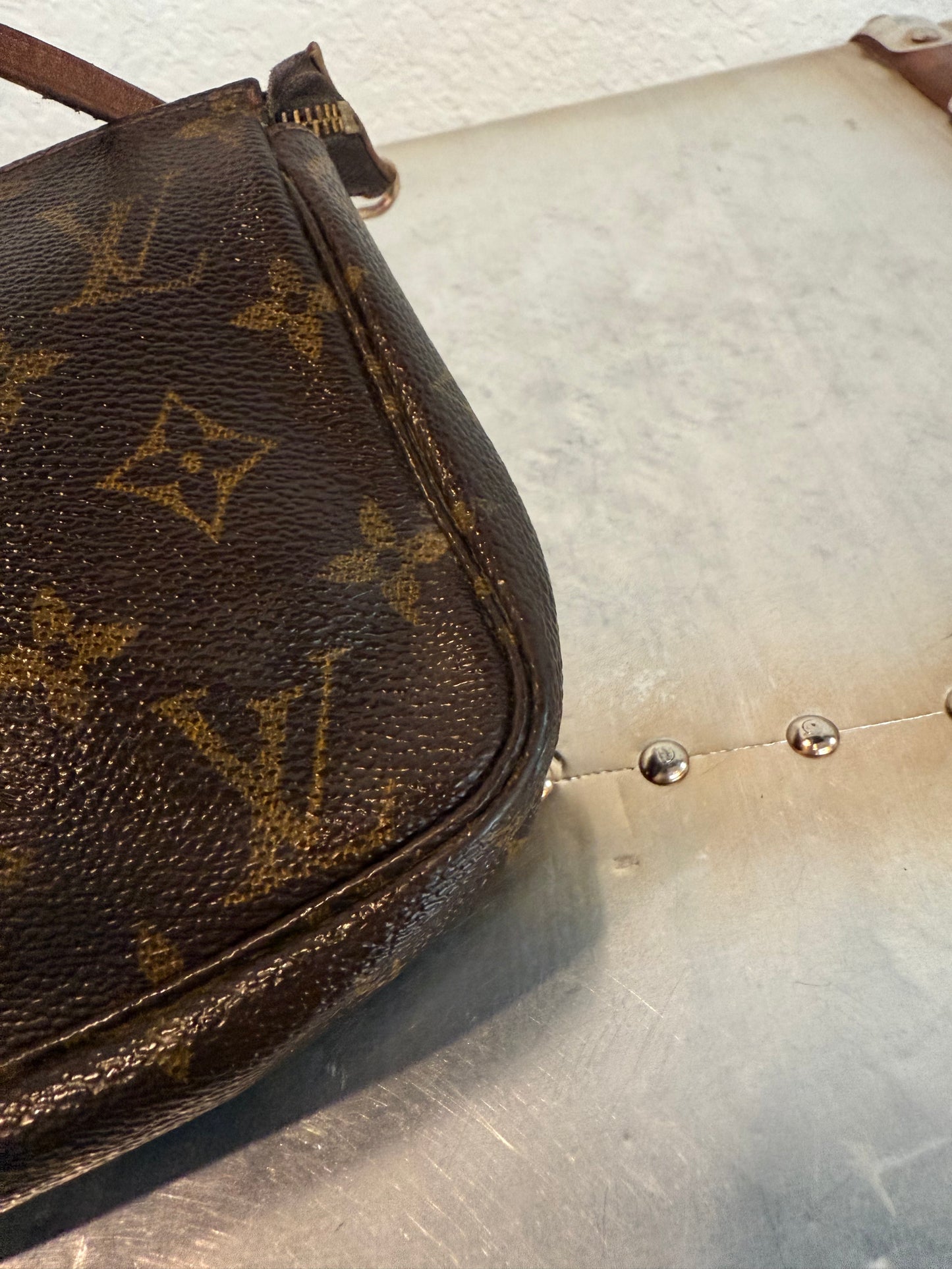 Pre-owned Authentic Louis Vuitton Pochette Accessoires Monogram Shoulder / Handbag