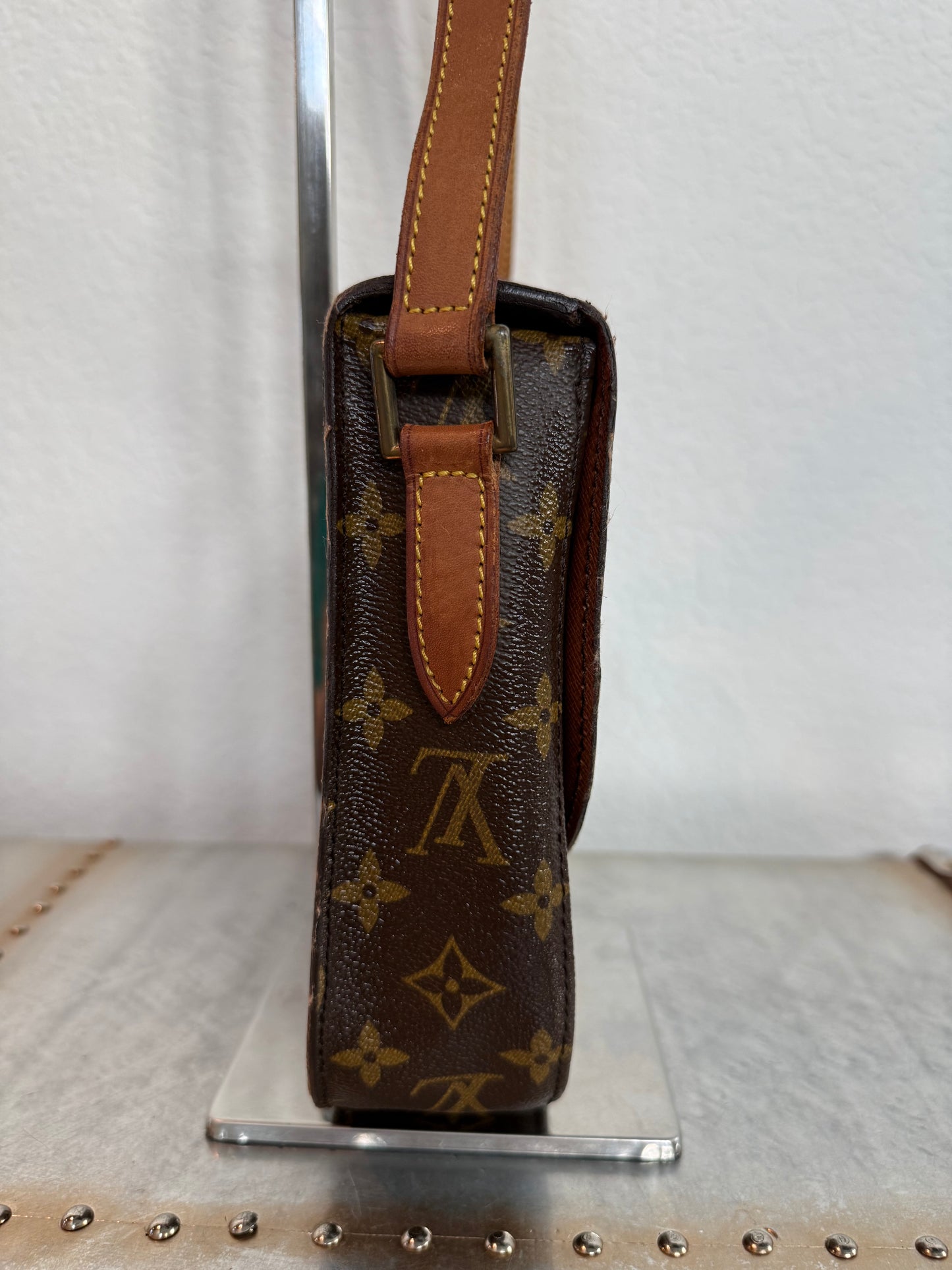 Pre-owned Authentic Louis Vuitton Saint Cloud GM Monogram Crossbody Bag