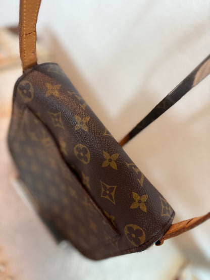 Pre-owned Authentic Louis Vuitton Saint Cloud MM Monogram Shoulder / Crossbody Bag