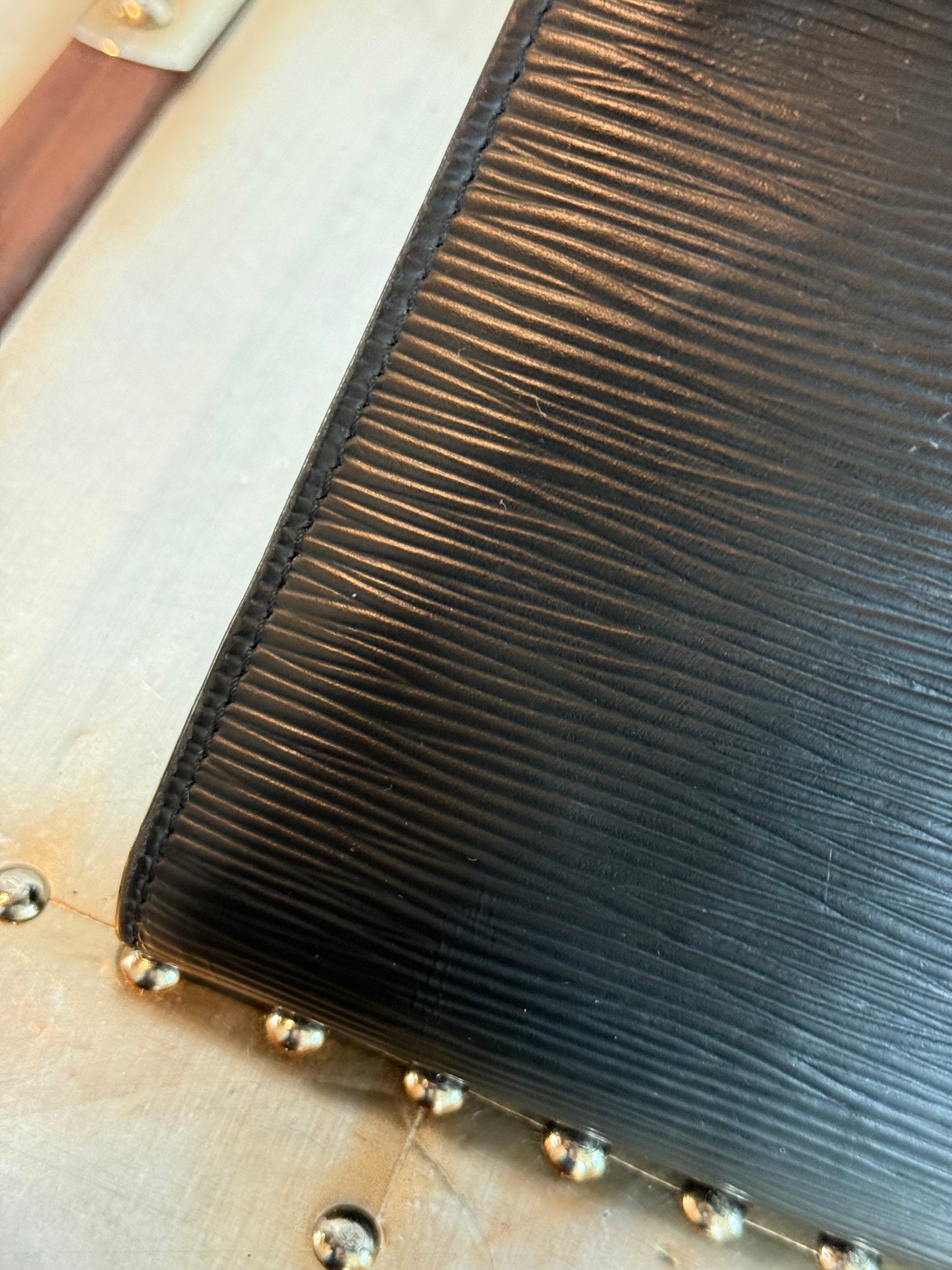Pre-owned Louis Vuitton Pochette Accessoires Epi Shoulder / Handbag