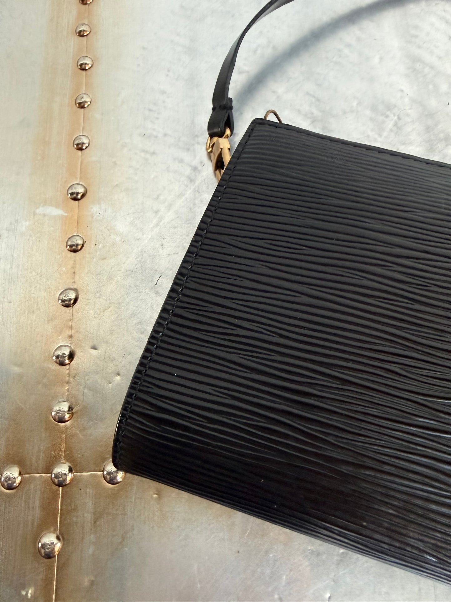 Pre-owned Louis Vuitton Pochette Accessoires Epi Shoulder / Handbag