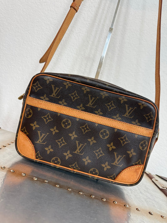 Pre-owned Authentic Louis Vuitton Trocadero 27 Monogram Crossbody Bag