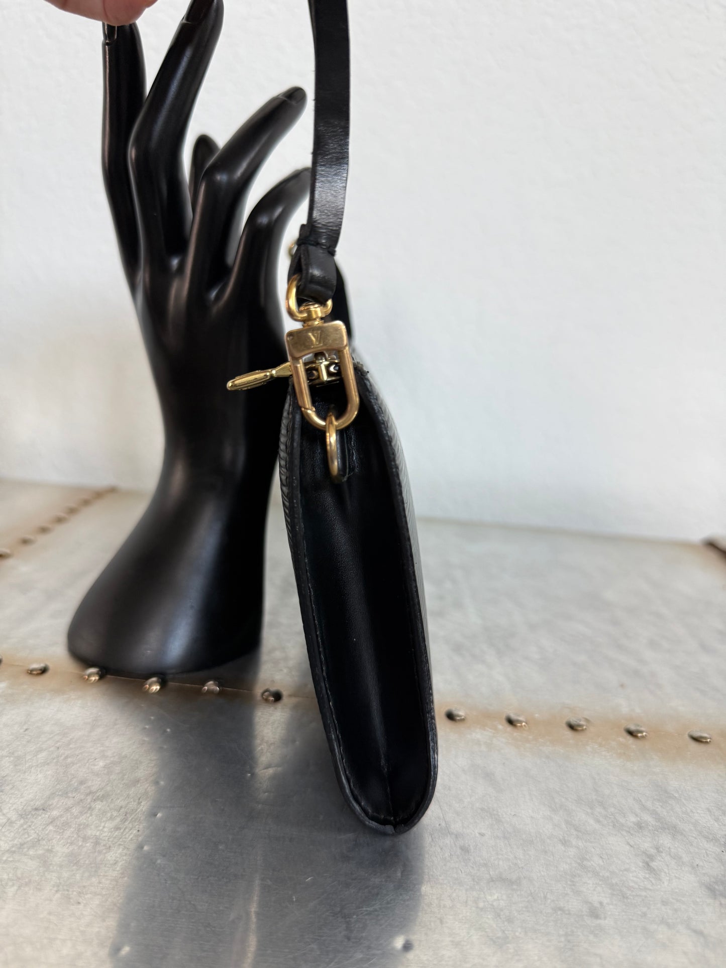 Pre-owned Louis Vuitton Pochette Accessoires Epi Shoulder / Handbag