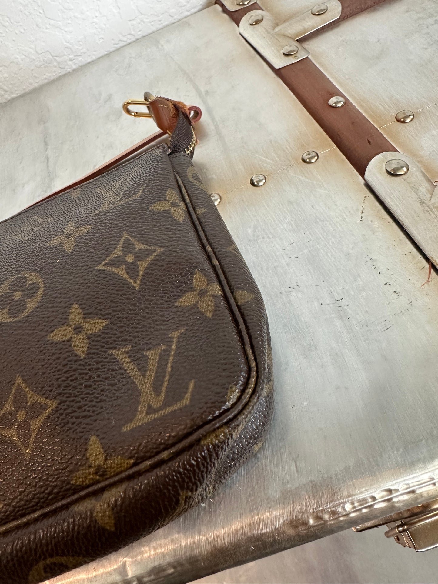 Pre-owned Louis Vuitton Pochette Accessoires Monogram Shoulder / Handbag