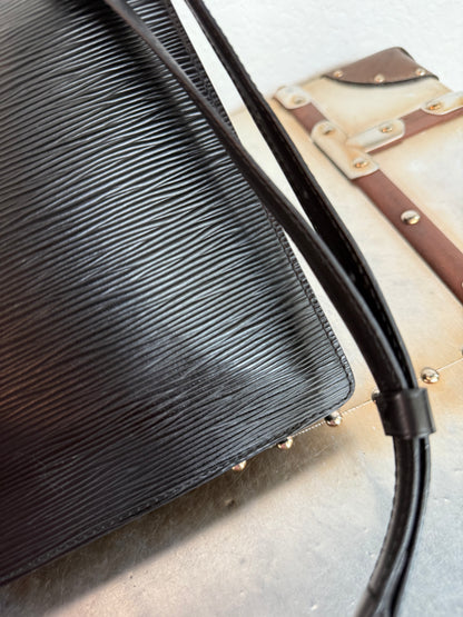 Pre-owned Authentic Louis Vuitton Monceau Epi Black Shoulder / Crossbody Bag