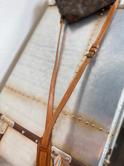 Pre-owned Authentic Louis Vuitton Saint Cloud MM Monogram Crossbody Bag