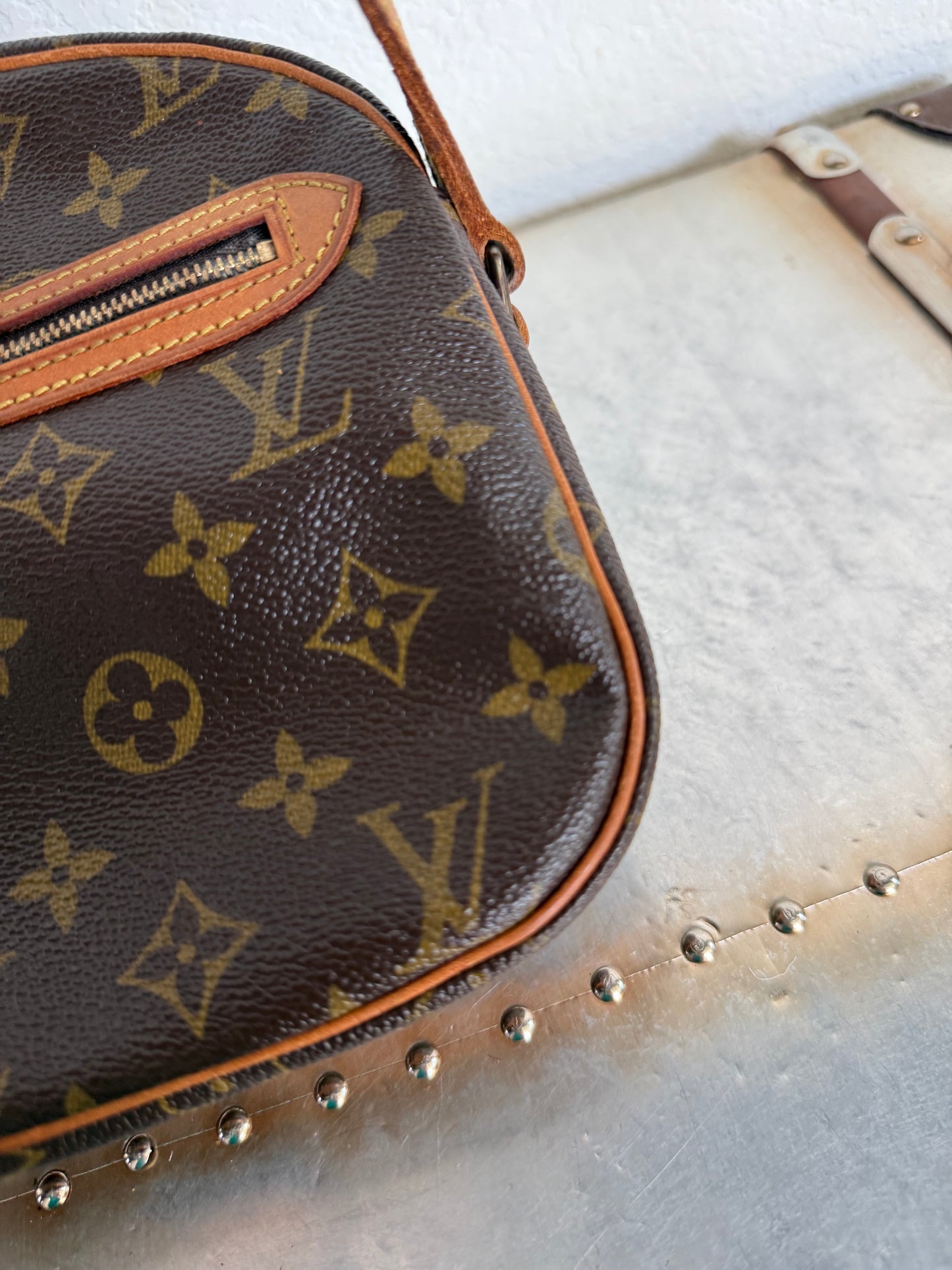 Pre-owned Authentic Louis Vuitton Senlis Monogram Crossbody /Shoulder Bag