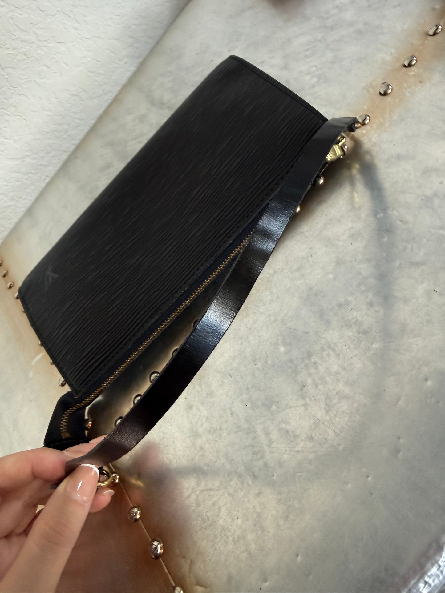 Pre-owned Louis Vuitton Pochette Accessoires Epi Shoulder / Handbag