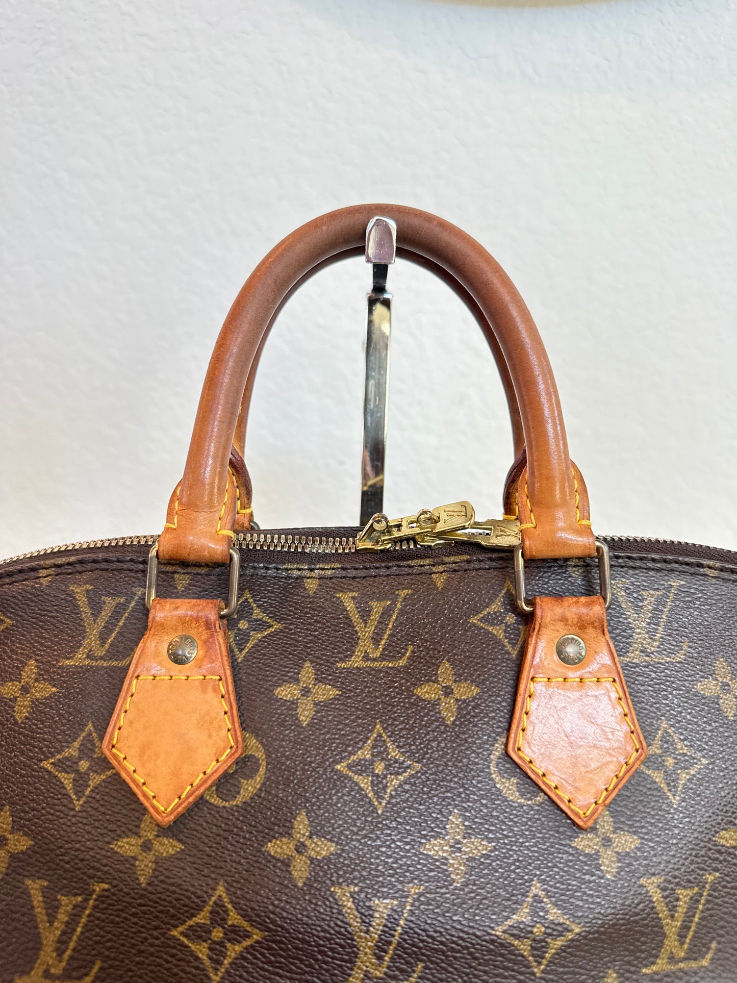Pre-owned Authentic Louis Vuitton Alma PM Monogram Handbag