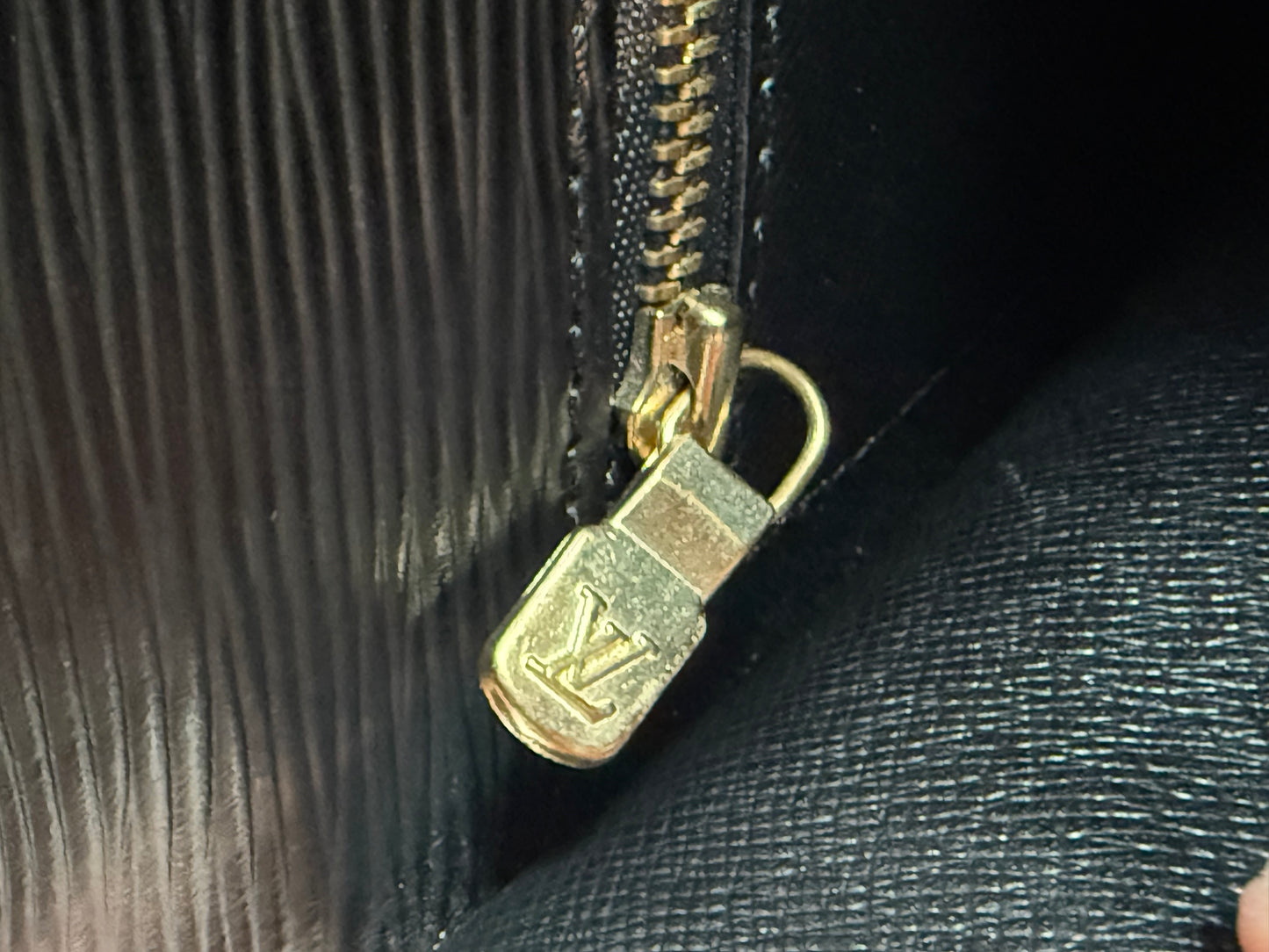 Pre-owned Authentic Louis Vuitton Monceau 28 Epi Black Shoulder / Crossbody Bag