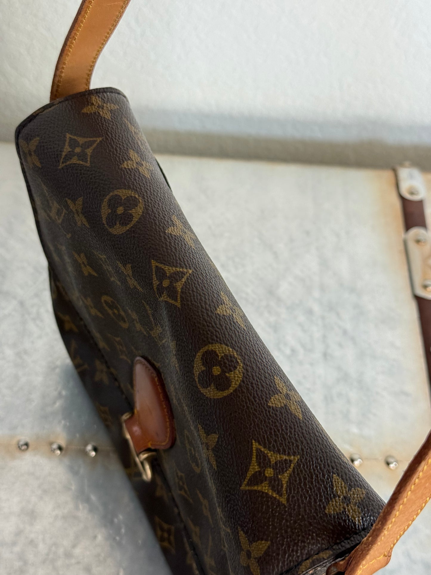 Pre-owned Authentic Louis Vuitton Saint Cloud GM Monogram Crossbody Bag