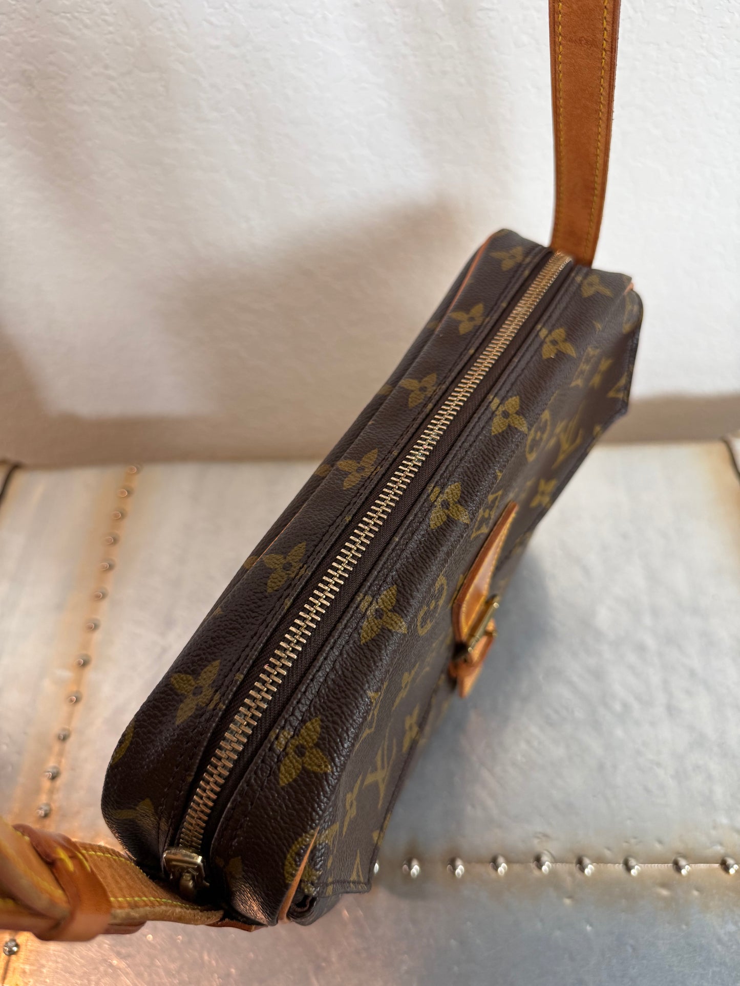 Pre-owned Authentic Louis Vuitton Jeune Fille GM Monogram Crossbody Bag