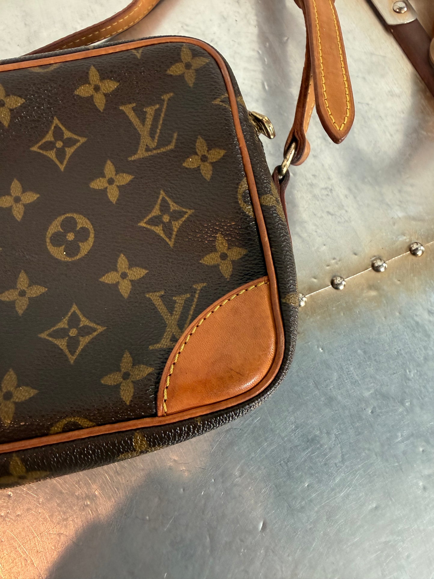 Pre-owned Authentic Louis Vuitton Trocadero 27 Monogram Crossbody Bag