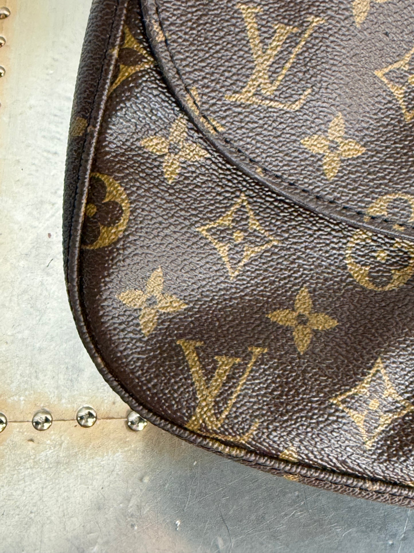 Pre-owned Authentic Louis Vuitton Saint Cloud GM Monogram Crossbody Bag