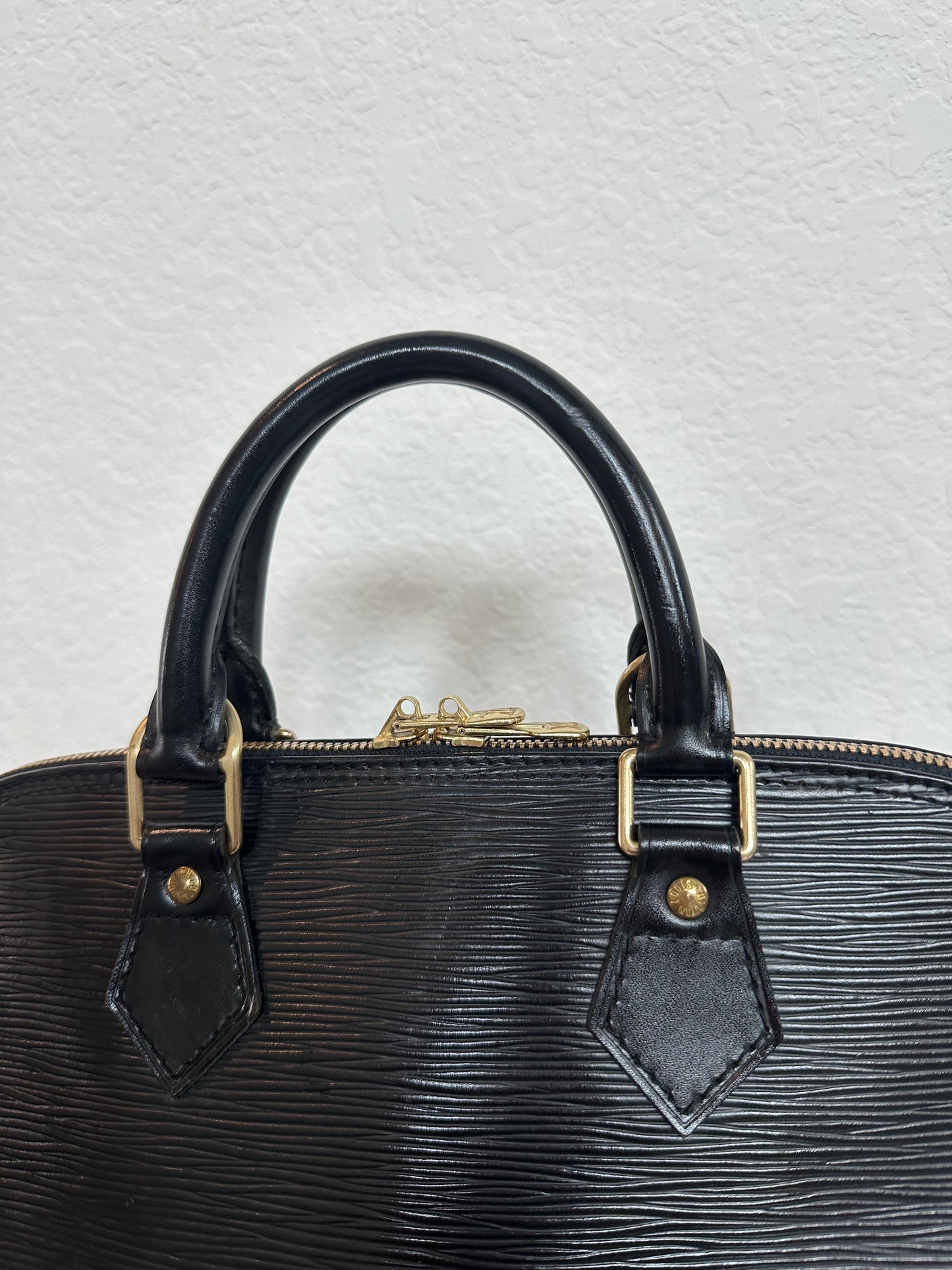 Pre-owned  Authentic Louis Vuitton Alma PM Epi Black Handbag