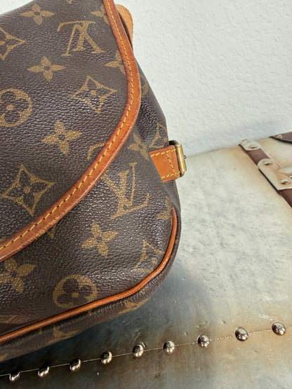 Pre-owned Authentic Louis Vuitton Saumur 30 Monogram Crossbody Bag