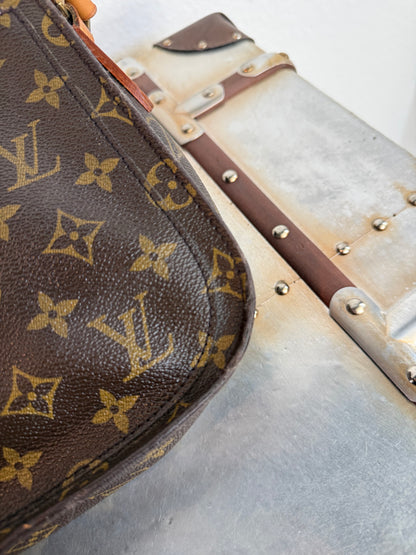 Pre-owned Authentic Louis Vuitton Saint Cloud GM Monogram Crossbody Bag
