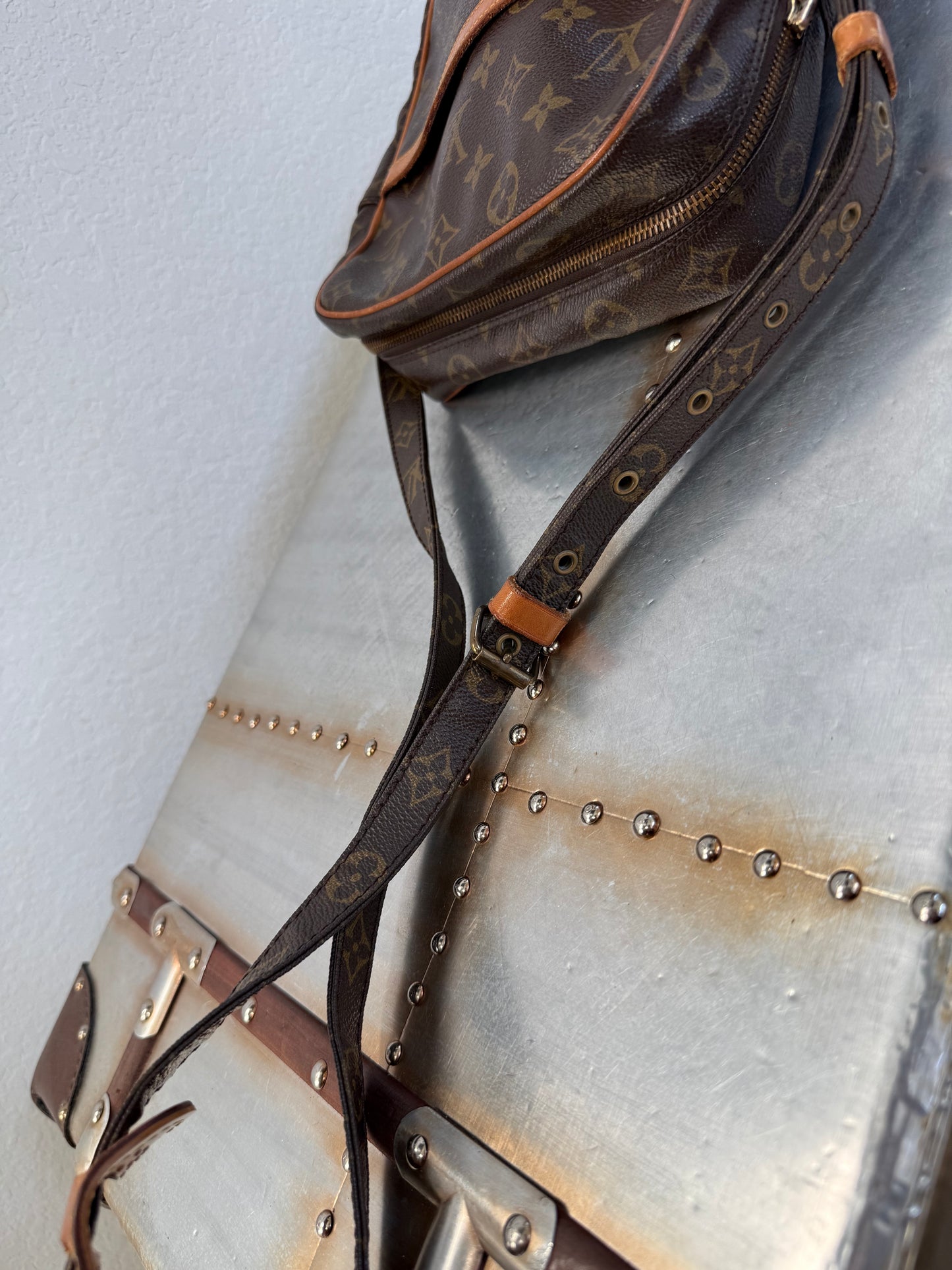 Pre-owned Authentic Louis Vuitton Danube GM Monogram Crossbody Bag