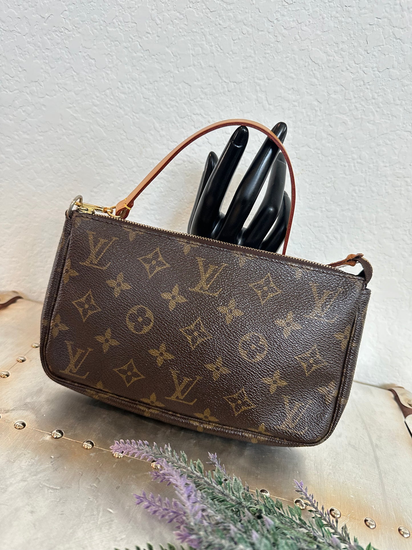 Pre-owned Louis Vuitton Pochette Accessoires Monogram Shoulder / Handbag