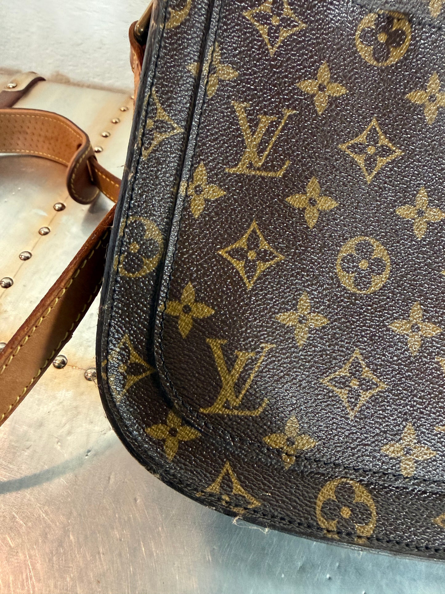 Pre-owned Authentic Louis Vuitton Saint Cloud GM Monogram Crossbody Bag