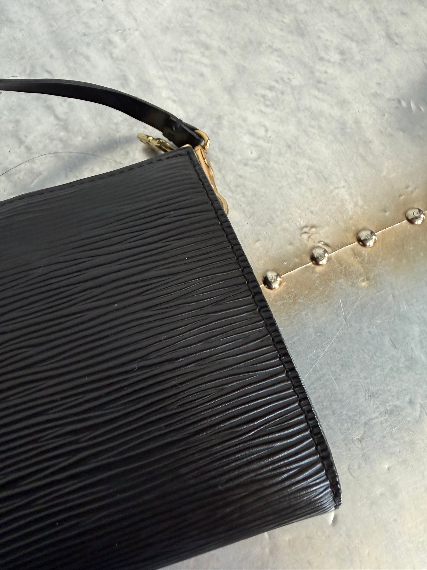 Pre-owned Louis Vuitton Pochette Accessoires Epi Shoulder / Handbag